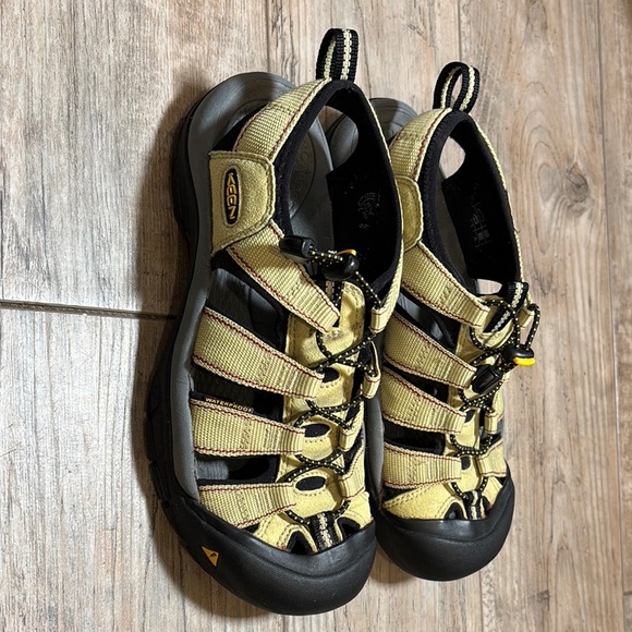 Keen Woman’s Yellow and Black Waterproof Outdoor Hiking Sandals Size 7 - Picture 3 of 10